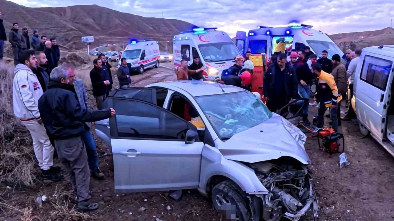 Aksaray'da minibüs ile otomobil kafa kafaya çarpıştı: 6 yaralı