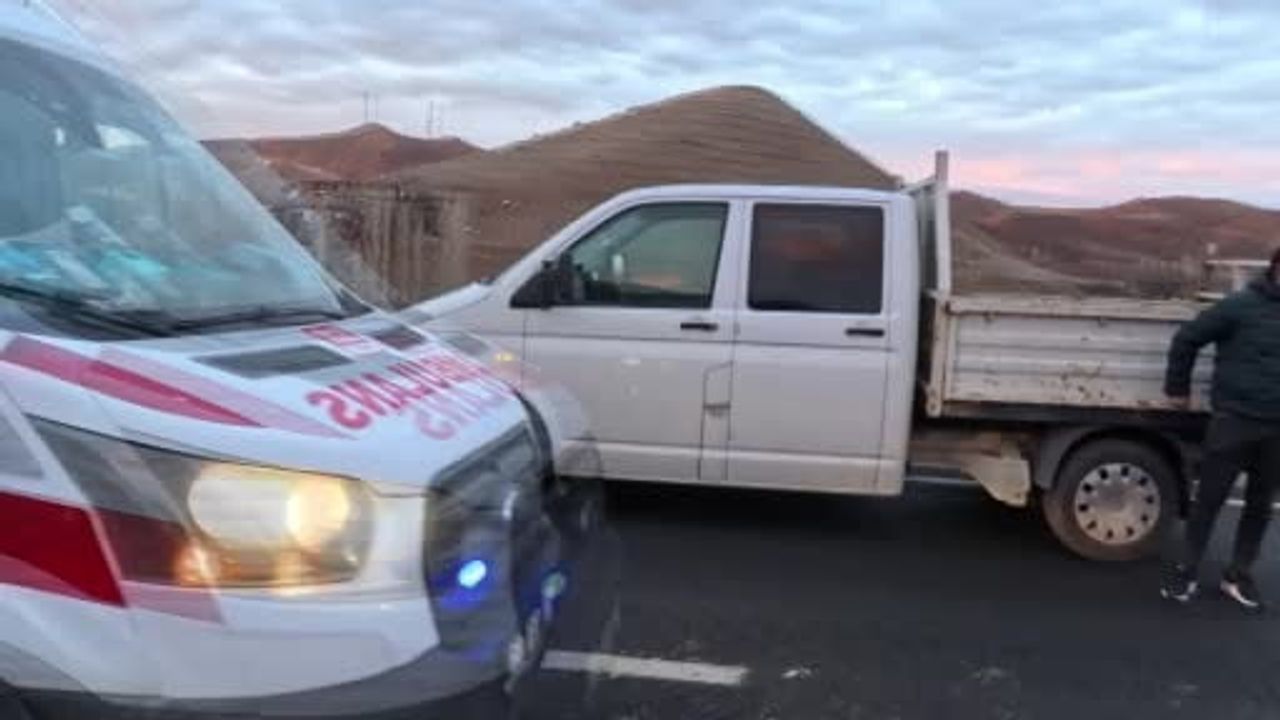 Aksaray'da minübüs ile otomobil kafa kafaya çarpıştı: 6 yaralı, 3 kişi araçta sıkıştı