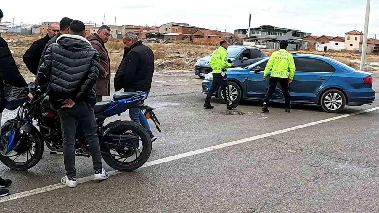 Aksaray'da otomobille çarpışan ehliyetsiz 16 yaşındaki motosiklet sürücüsü ağır yaralandı