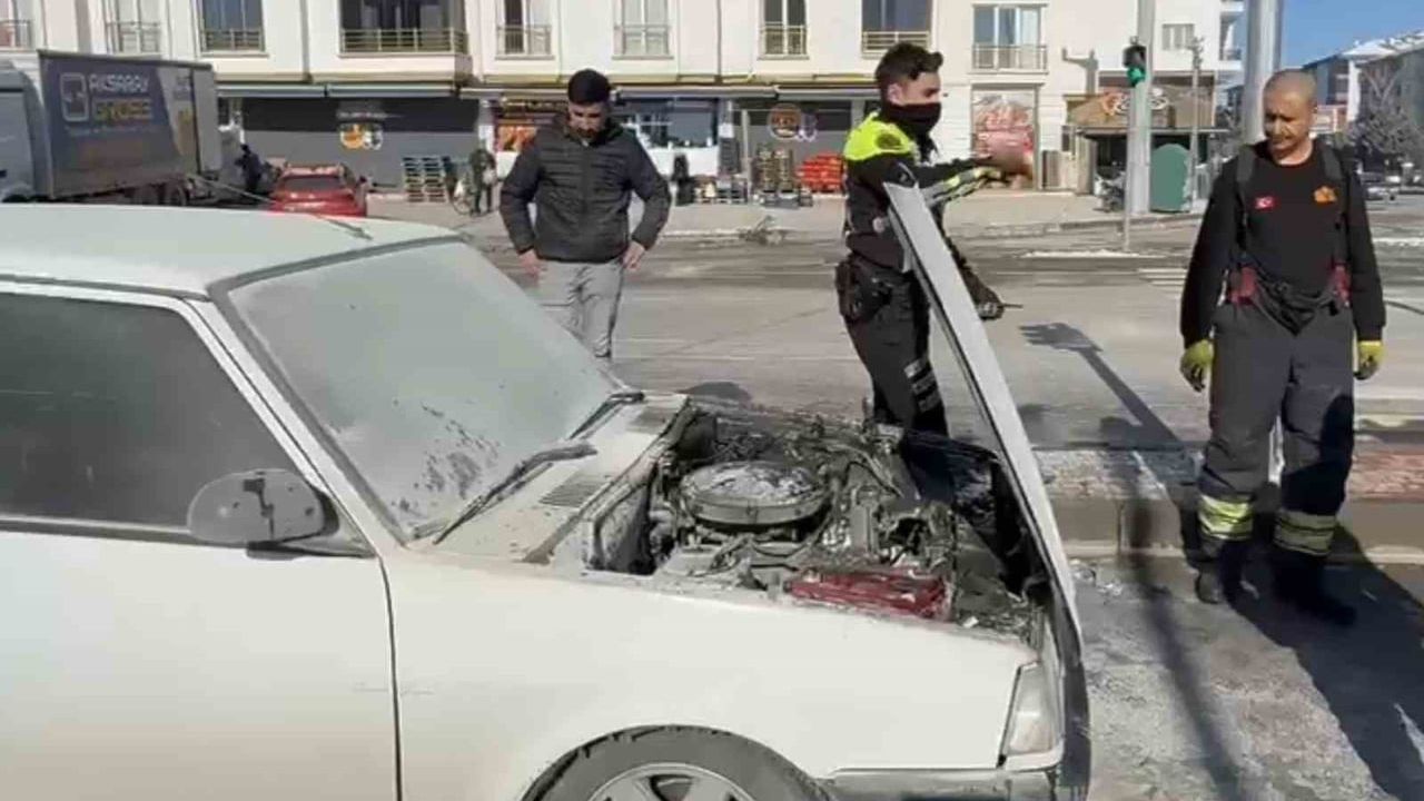 Aksaray'da seyir halindeyken FIAT otomobil kaputundan alev aldı