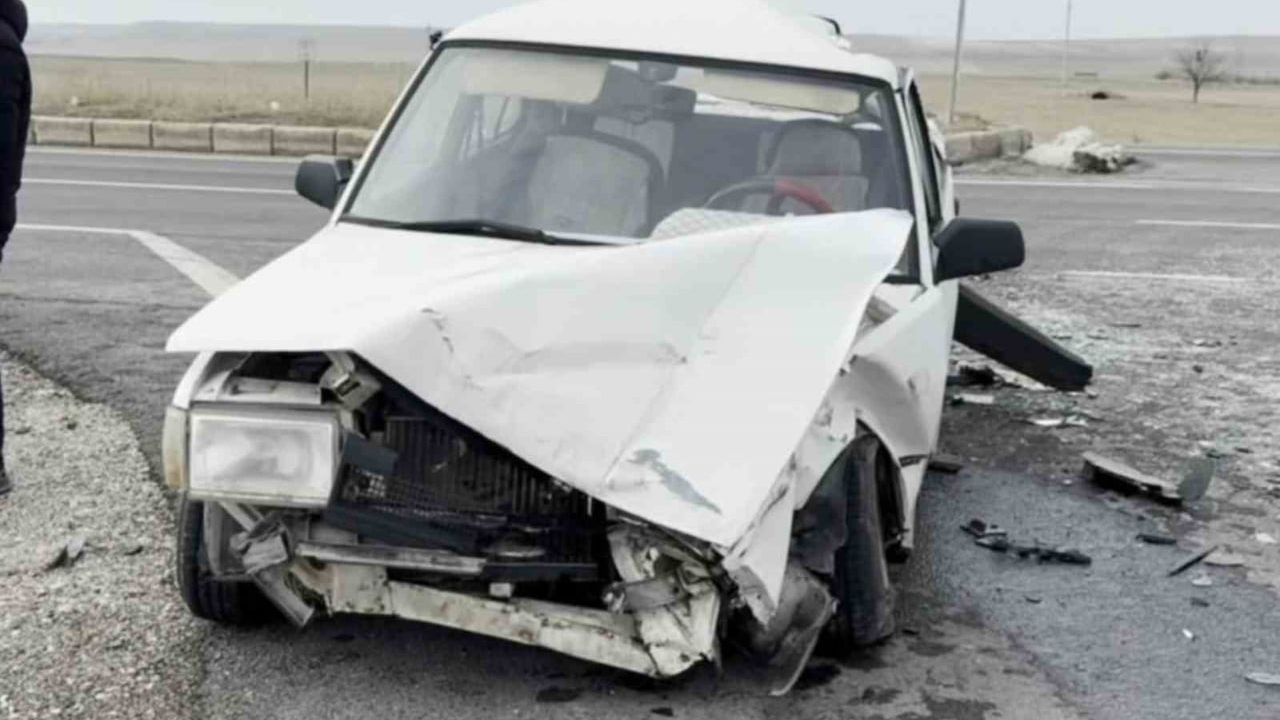 Aksaray'da tır ile otomobil çarpıştı: 2'si bebek 5 kişi yaralandı