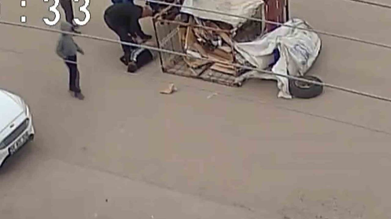 Aksaray'da üç tekerlekli elektrikli motosiklet virajda devrildi; bir çocuk vatandaşlarca kurtarıldı