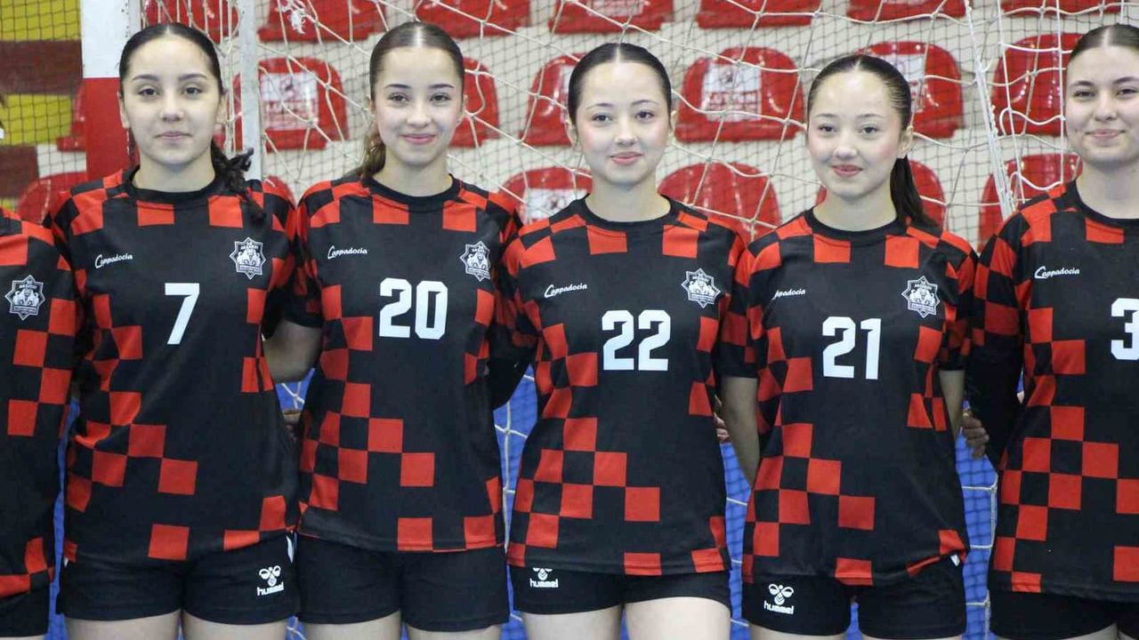 Aksaraylı üçüz hentbolcular, Aksaray Belediyespor'un şampiyonadaki başarısında öne çıkıyor