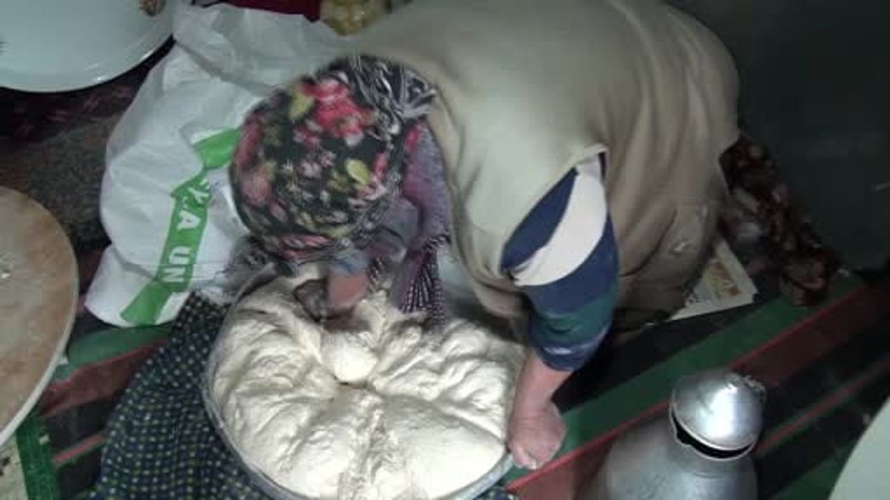 Akseki'de Kadınlar İmeceyle Kışlık Yufka Ekmeği Hazırlıyor