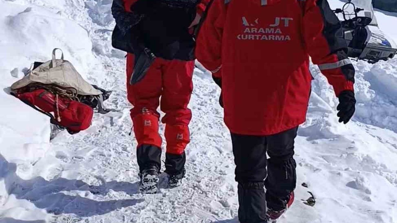 AKUT Bingöl, karla kaplı yolları aşarak 71 yaşındaki diyaliz hastasını hastaneye ulaştırdı