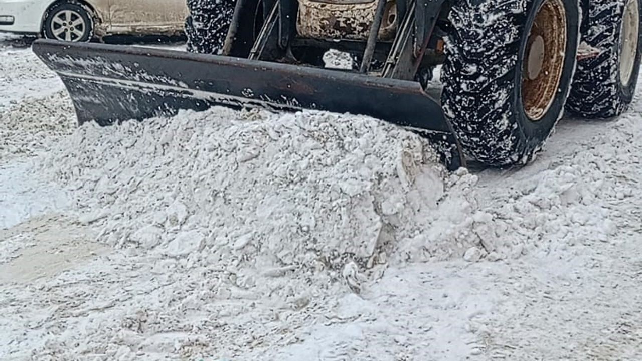 Akyaka Belediyesi karla mücadele çalışmalarını 7/24 sürdürüyor