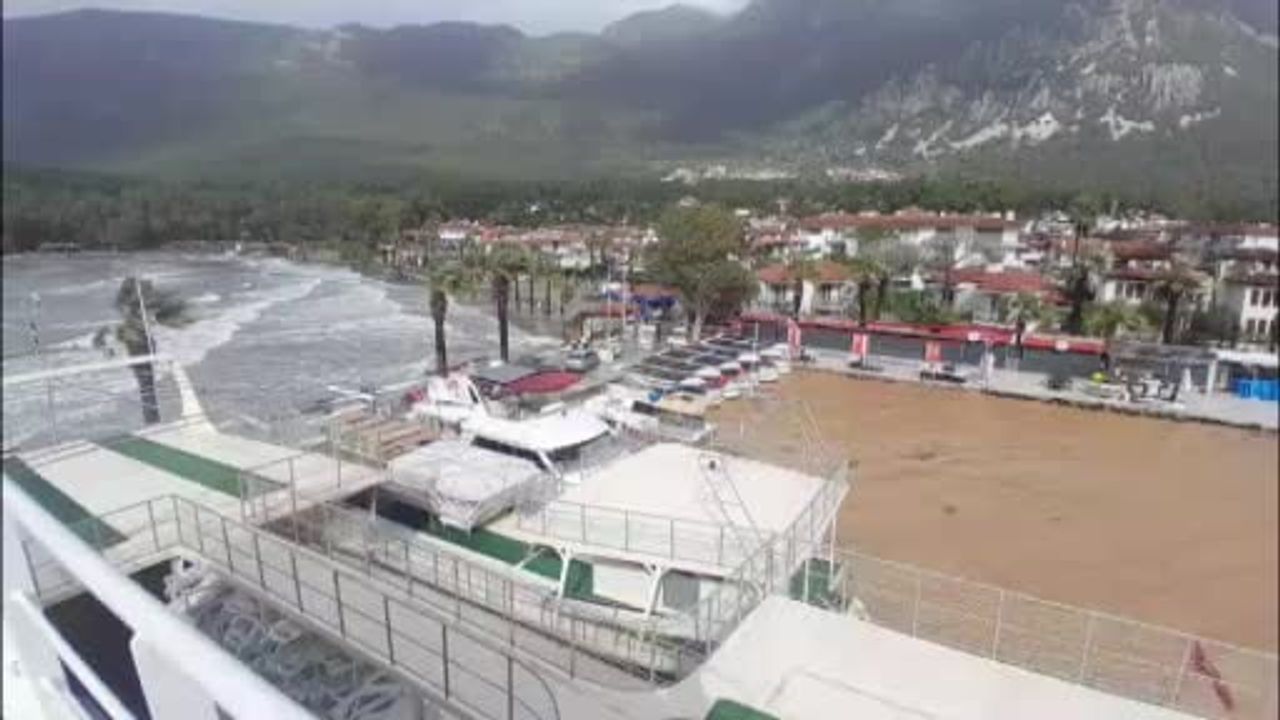 Akyaka’da sağanak ve fırtına sonrası deniz kahverengiye döndü