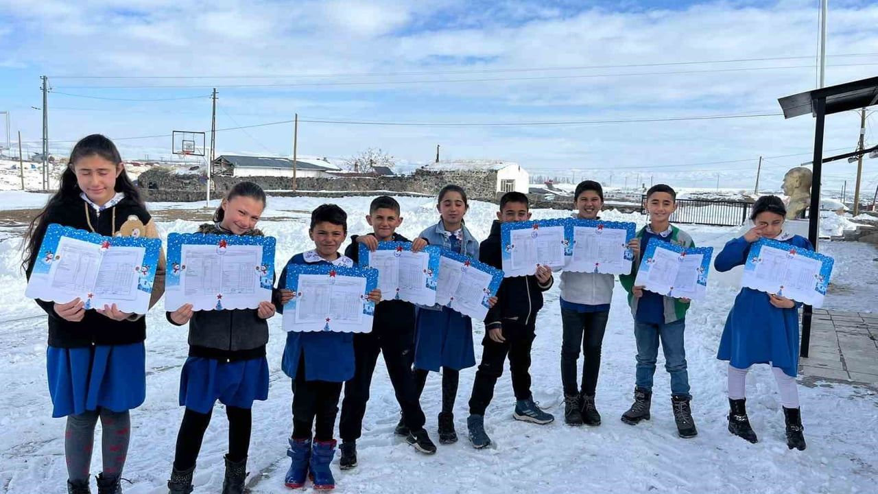 Akyaka Kürekdere İlkokulu'nda karne töreni: Öğrenciler 15 günlük tatile başladı