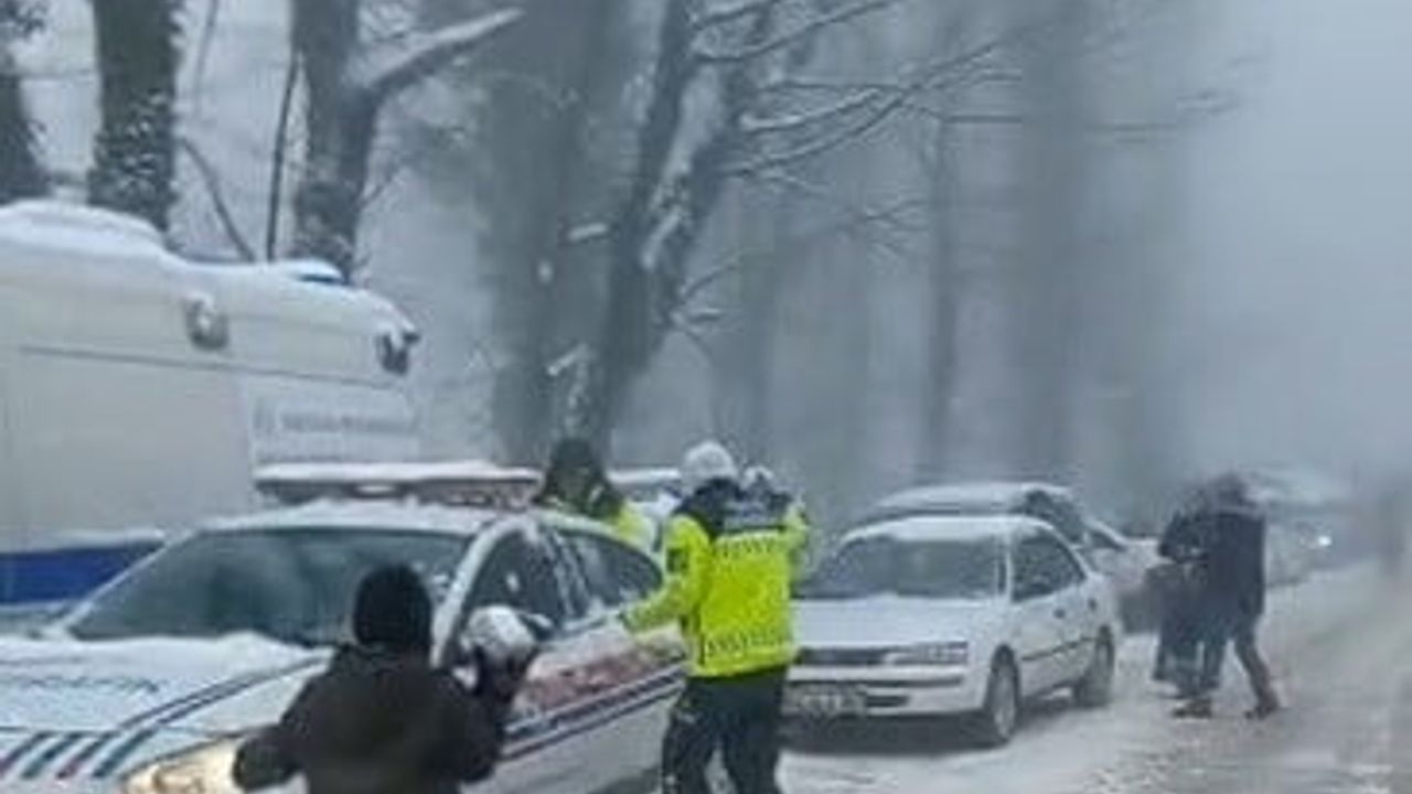 Akyazı'da Aktepe Kızak Şenliği'nde jandarma çocuklarla kar topu savaşına katıldı