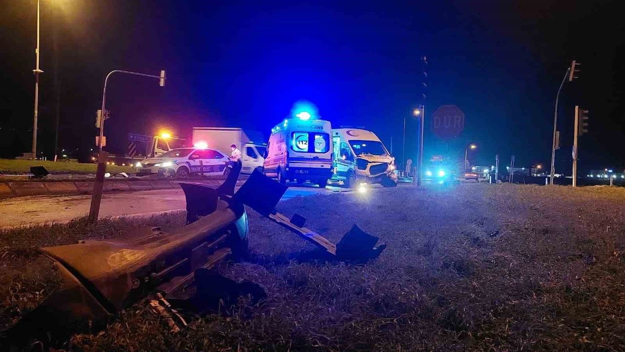 Akyazı'da ambulans ile otomobil çarpıştı: 1 kişi yaralandı