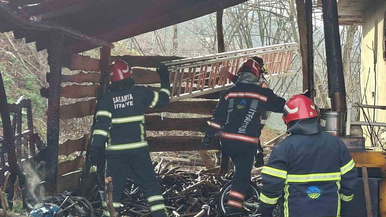 Akyazı'da odunluk yangını itfaiye müdahalesiyle eve sıçramadan söndürüldü
