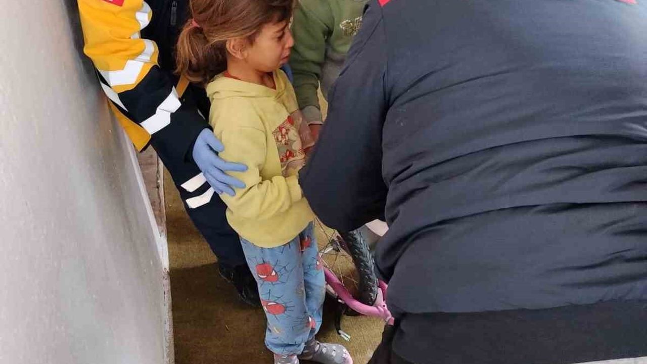 Alaca'da bisiklet zincirine sıkışan 5 yaşındaki çocuk itfaiye tarafından kurtarıldı