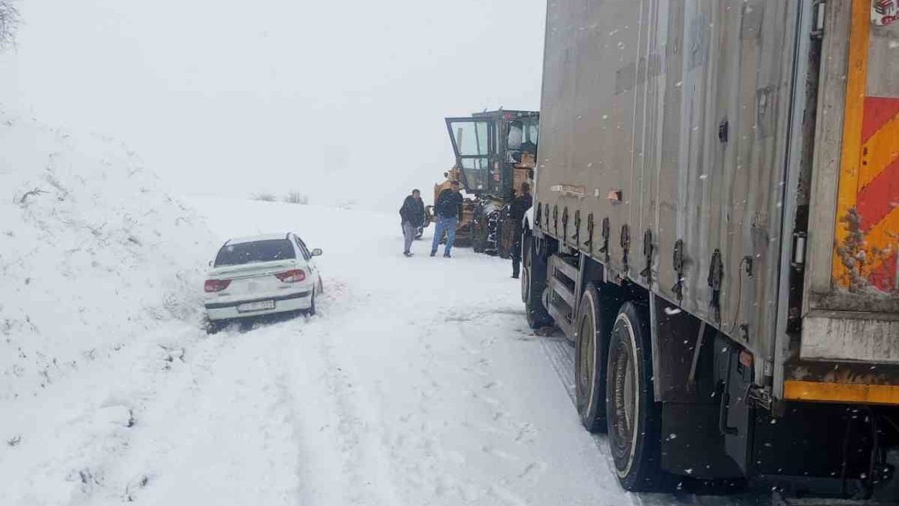 Alaca Soğucak’ta yoğun kar nedeniyle mahsur kalan araçlar kurtarıldı