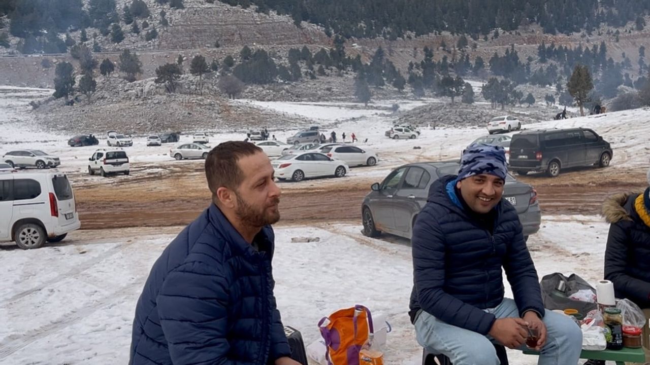 Alacabel beyaza büründü: Manavgatlılar Toroslar'da karın tadını çıkardı