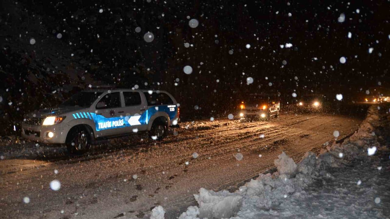 Alacabel'de kar başladı: Akseki-Seydişehir karayolunda çalışmalar ve sürücü uyarıları