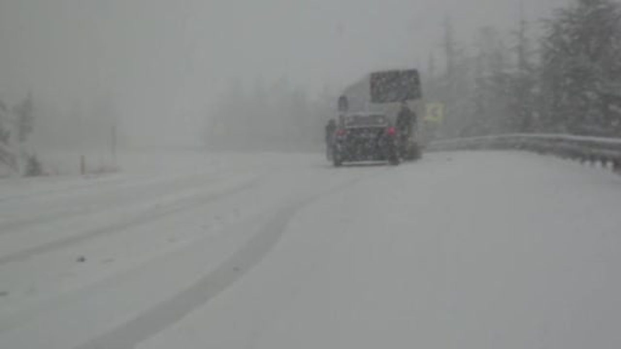 Alacabel'de kar yağışı sürüyor: Kar kalınlığı yer yer 30 cm, ekipler yolun açık kalması için çalışıyor