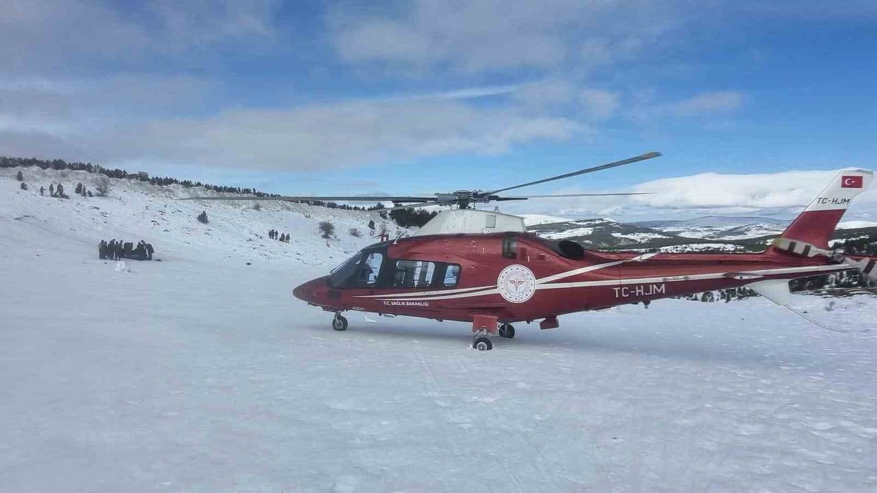 Aladağ Kayak Merkezi'nde düşen genç, hava ambulansıyla Konya Şehir Hastanesine sevk edildi