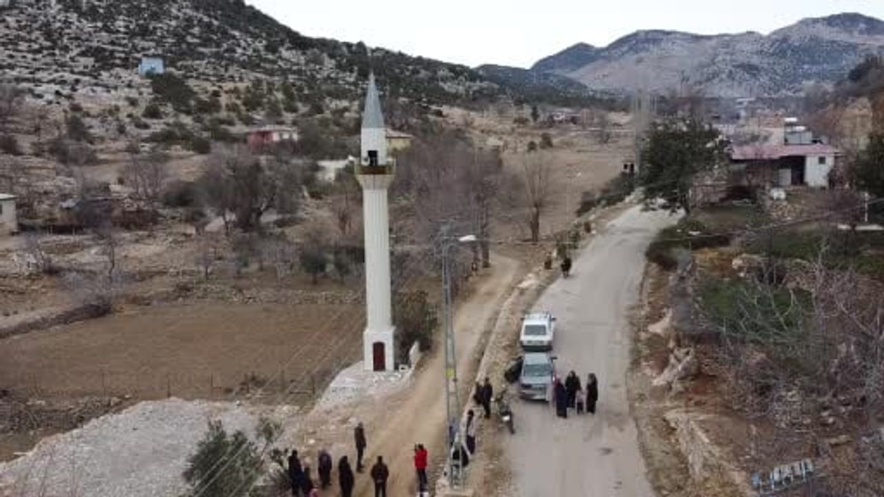 Aladağ Uzunkuyu'da yıkılan camiden geriye yalnızca minare kaldı — Mahalle yeni cami talep ediyor