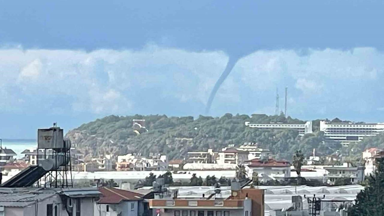 Alanya açıklarında denizde hortum: Okurcular'da karaya ulaşmadan etkisini yitirdi