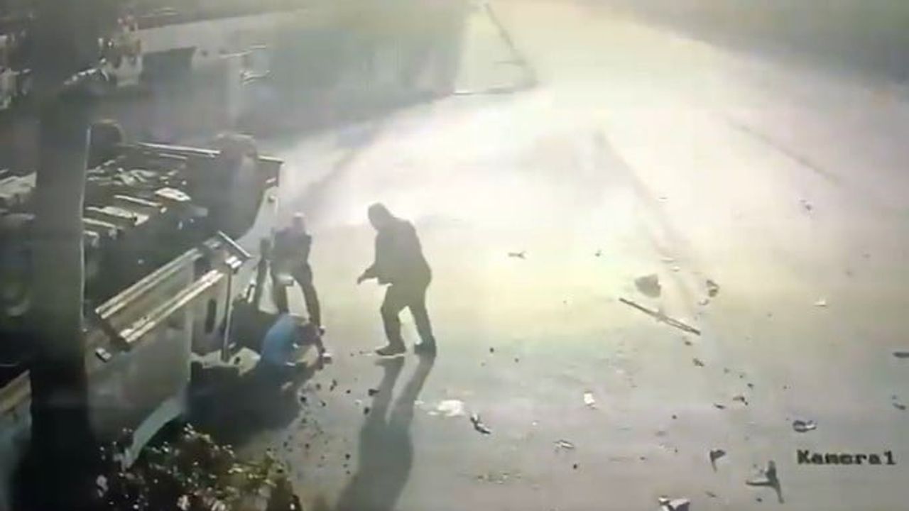 Alanya D-400'de çarpışma sonucu çöp kamyonu devrildi: 1’i ağır 3 işçi yaralandı