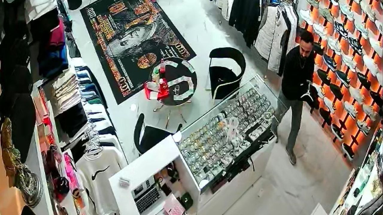 Alanya’da 100 TL ile babasına tişört almak isteyen kızın sevinci esnafın jestiyle karşılık buldu