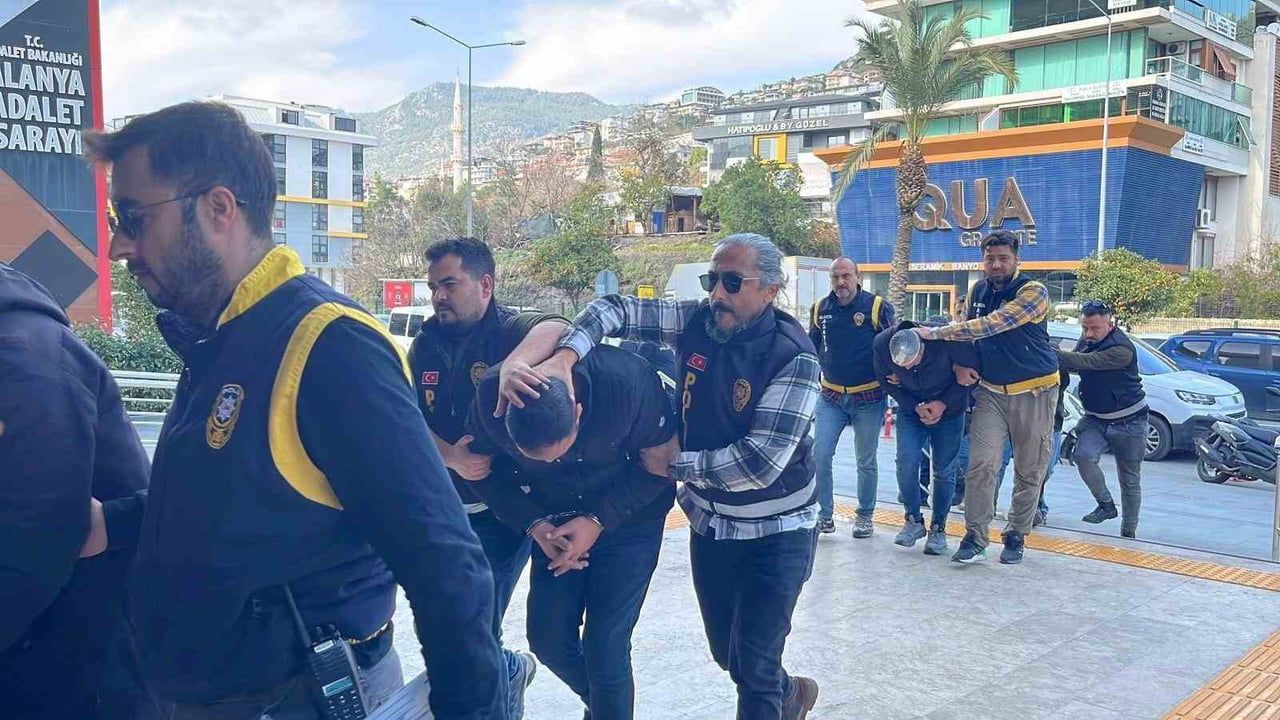 Alanya'da alacak-verecek kavgası: Zincir, sopa ve bıçakla çıkan çatışmada 7 kişi yaralandı