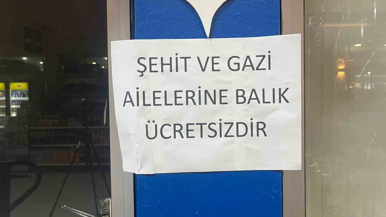 Alanya'da balıkçı Feridun Duraklı, şehit ve gazi yakınlarına ücretsiz balık veriyor