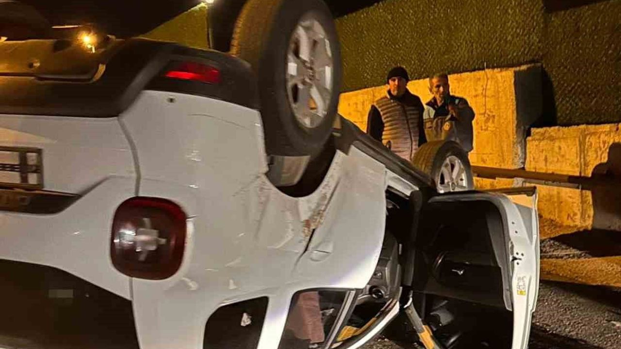 Alanya’da beton bariyerlere çarpan otomobil takla attı: 1 yaralı