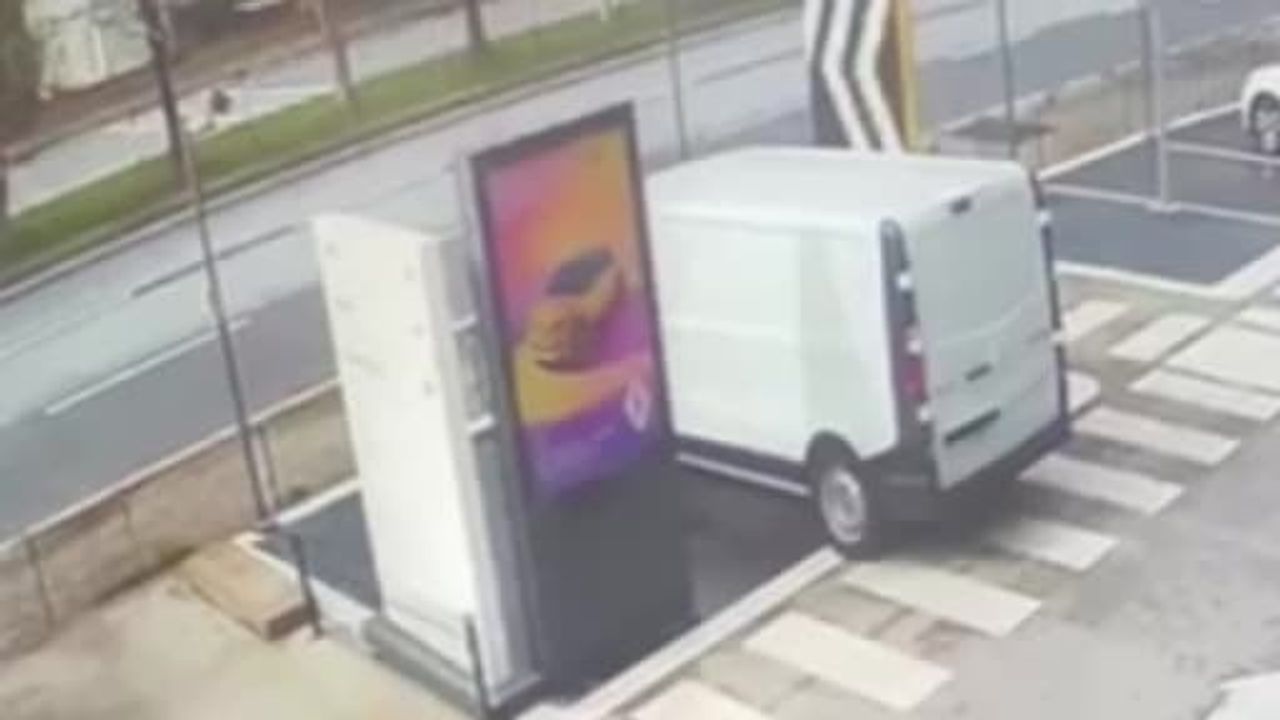 Alanya'da D-400'de motosiklet ile hafif ticari aracın çarpışması: 1 ölü, güvenlik kamerası görüntüleri ortaya çıktı