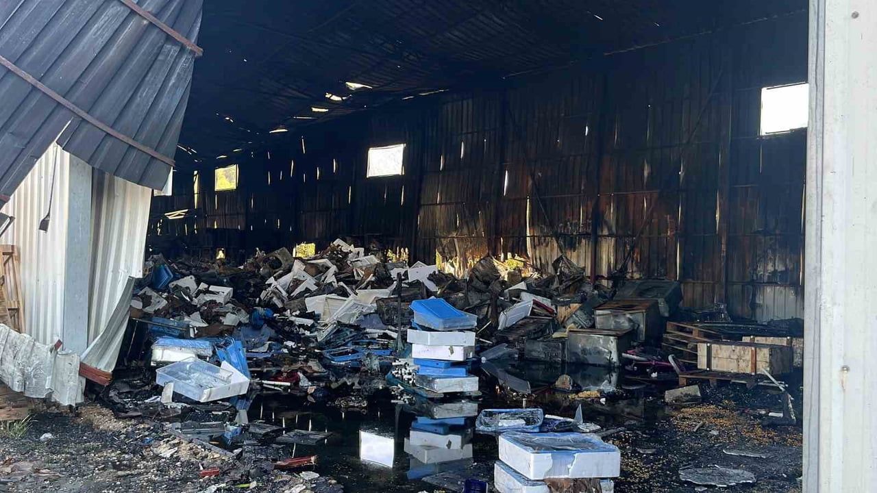Alanya'da depo yangını: Klima ve kuluçka malzemelerinde yaklaşık 30 milyon lira zarar