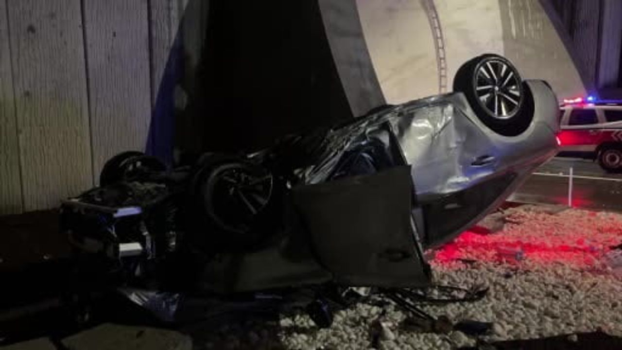 Alanya'da Dimçayı Tüneli girişinde takla atan otomobil: 1 yaralı