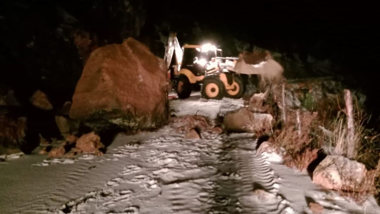 Alanya’da heyelan sonrası kapanan kırsal yolları açma çalışmaları sürüyor