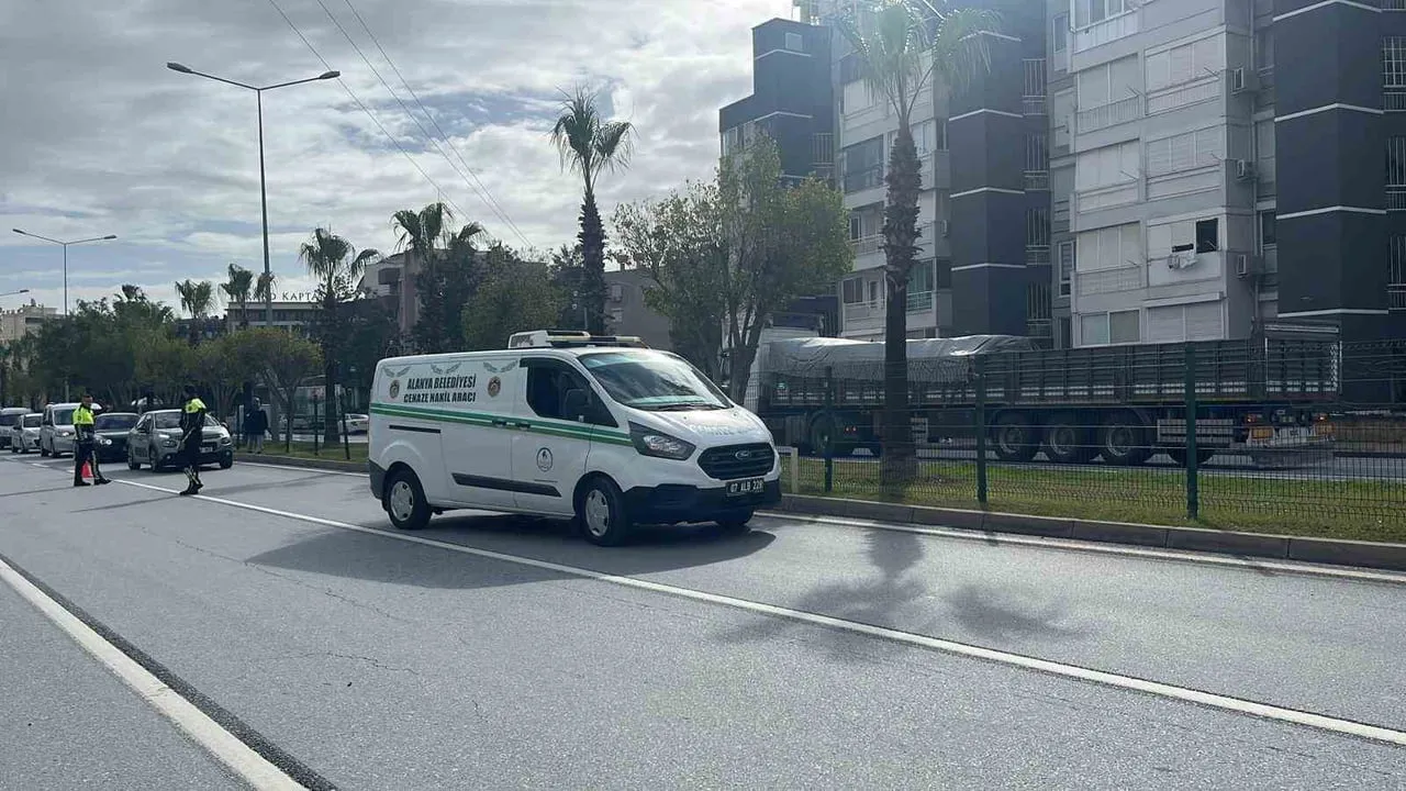 Alanya’da motosiklet kazası: 20 yaşındaki sürücü yaşamını yitirdi, güvenlik kamerası görüntüleri ortaya çıktı