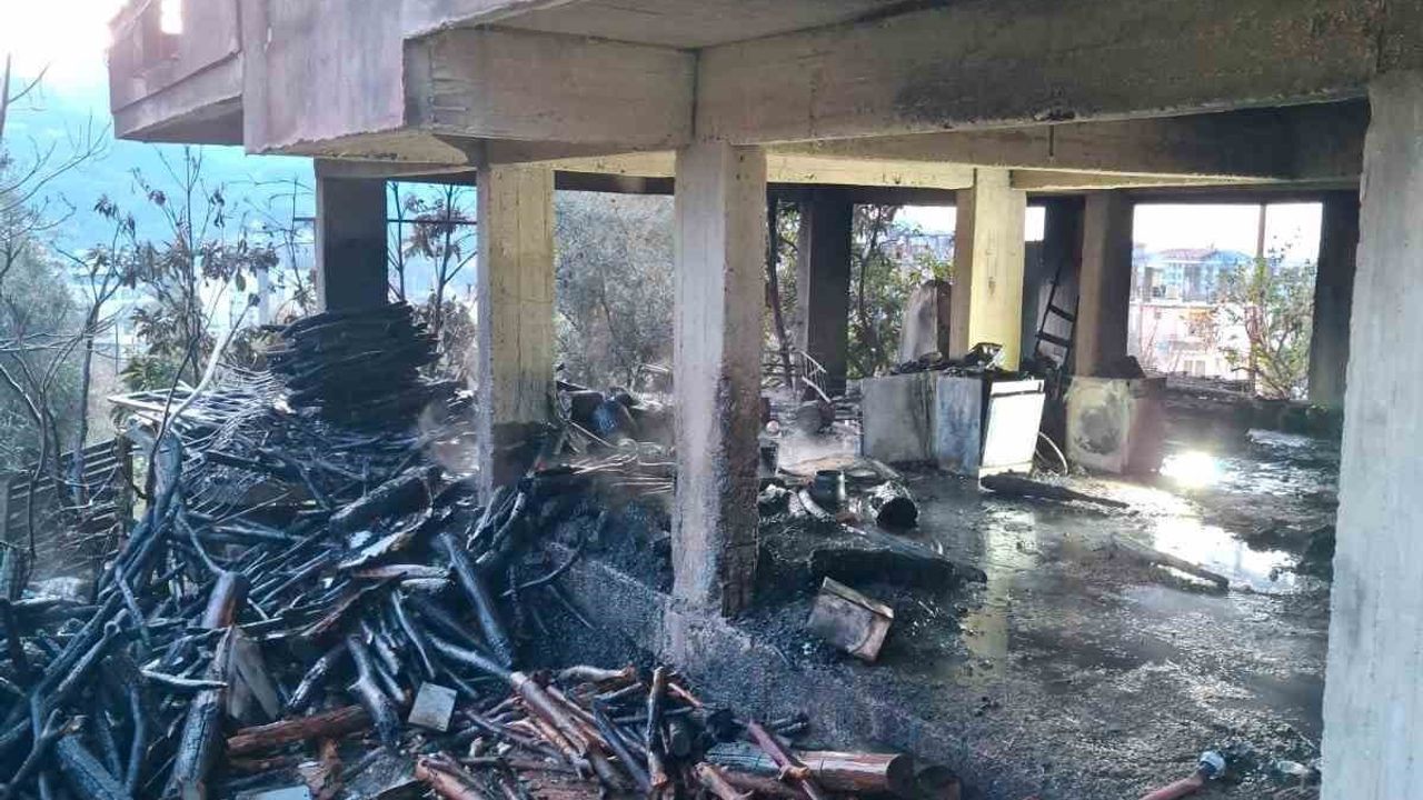 Alanya'da müstakil evin odunluğunda çıkan yangın itfaiye tarafından söndürüldü