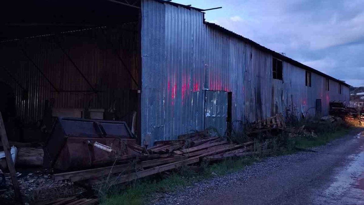 Alanya'da palet atölyesinde sabah yangını büyümeden söndürüldü
