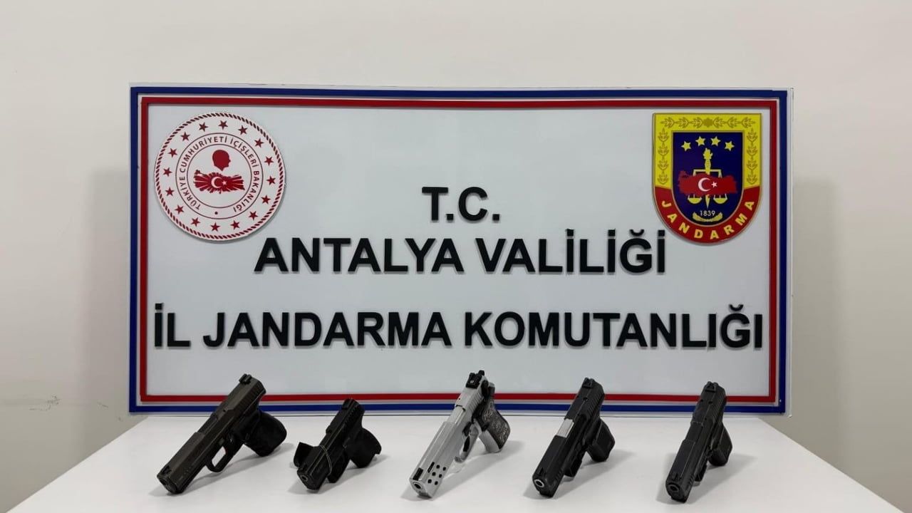 Alanya'da ruhsatsız silah operasyonunda 5 tabanca ele geçirildi