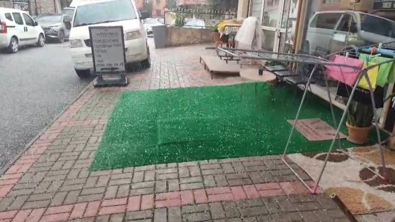 Alanya'da sağanak akşam saatlerinde yer yer doluya dönüştü