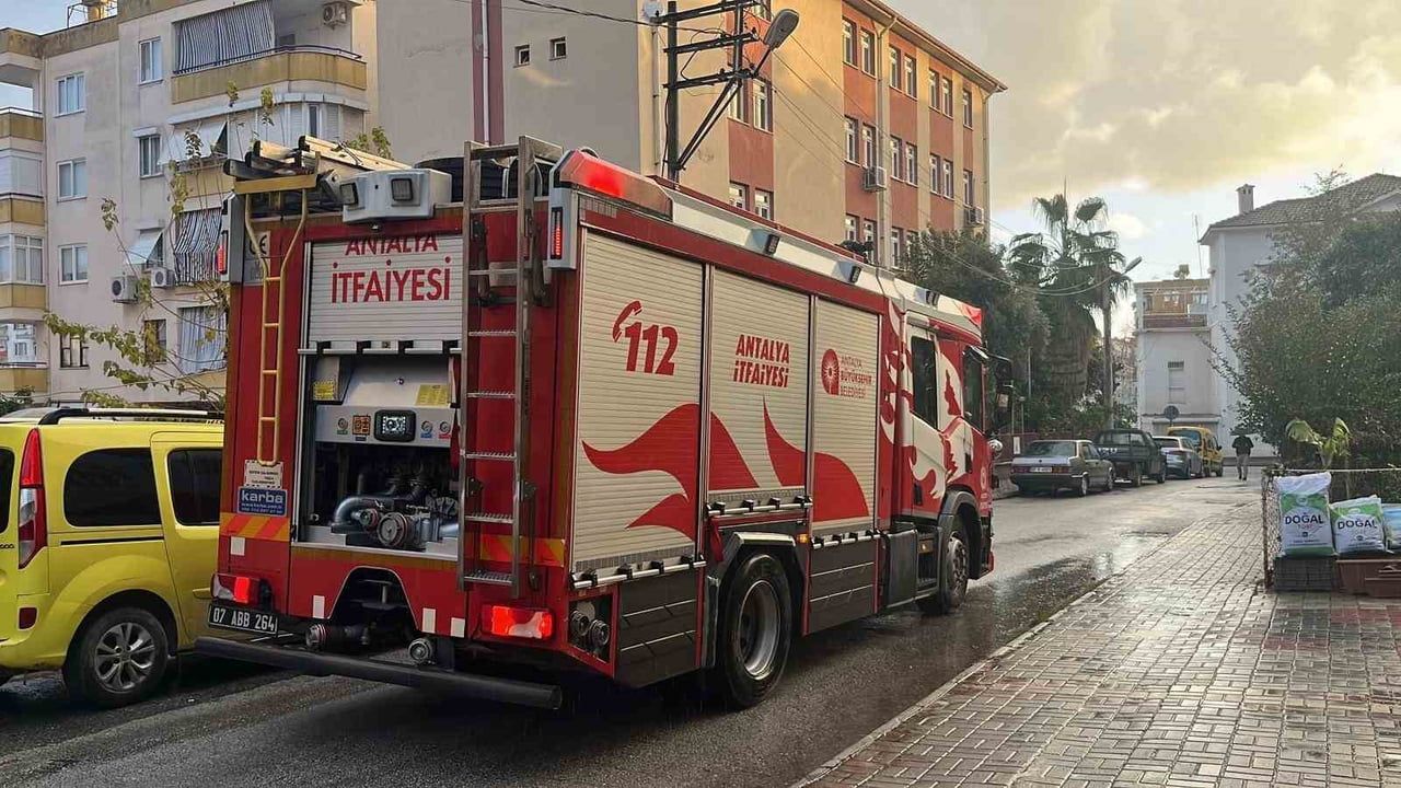 Alanya'da Şekerhane Mahallesi'nde 3 katlı binanın 1. katında yangın kontrol altına alındı
