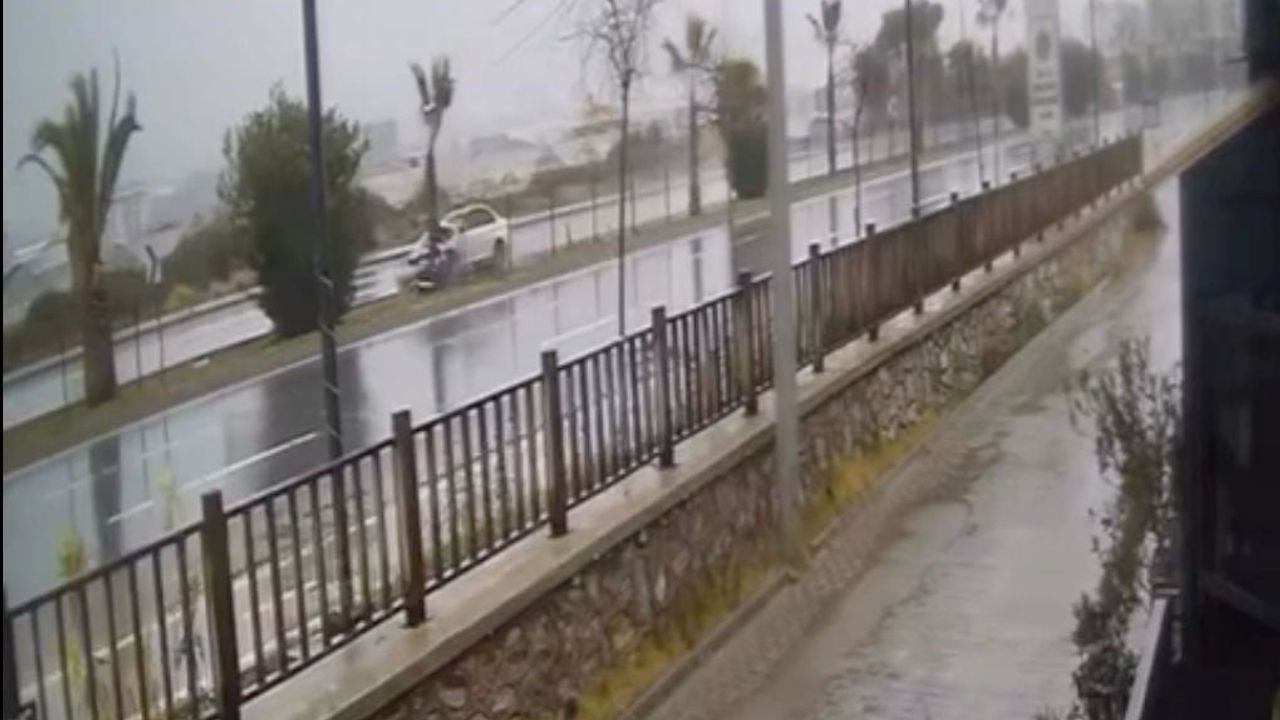 Alanya'da yağışta kontrolden çıkan otomobil refüjdeki ağaca çarpıp takla attı