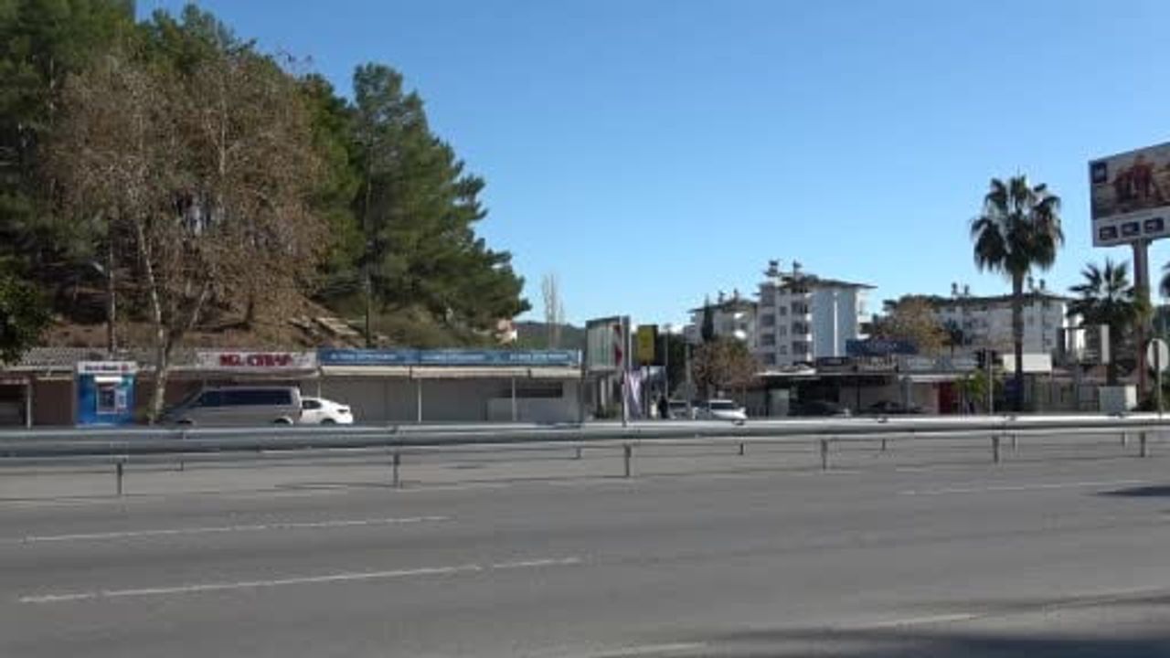 Alanya İncekum'da yol düzenlemesi esnafı sokağa döktü: Kervansarayı Hanı müşteri kaybı ve güvenlik endişesiyle itiraz ediyor