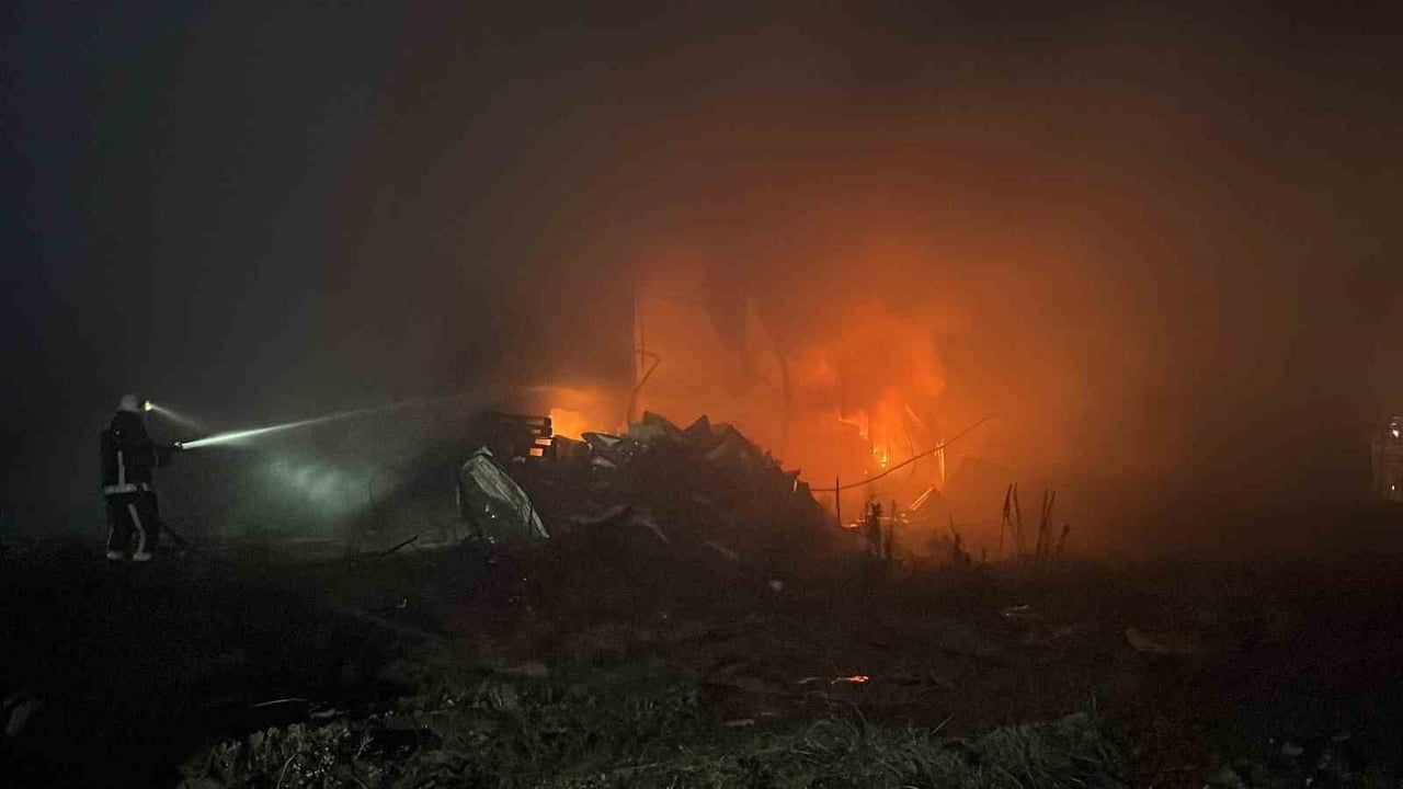 Alanya Kestel'de kuluçka malzemeleri ve klimaların bulunduğu depo yangını kontrol altına alındı