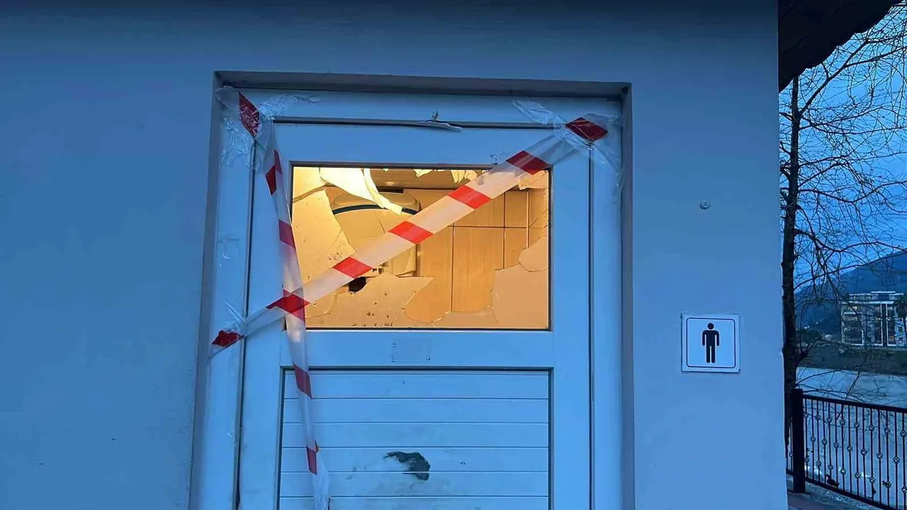 Alanya Tosmur'da bisikletli 3 kişi araç lastiklerini kesti, umumi tuvaleti ve marketi zarar verdi