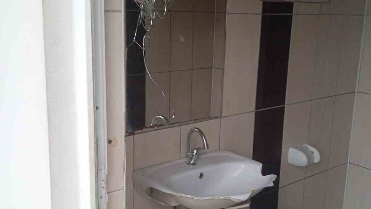 Alanya Tosmur'da umumi tuvalet gece yarısı tahrip edildi