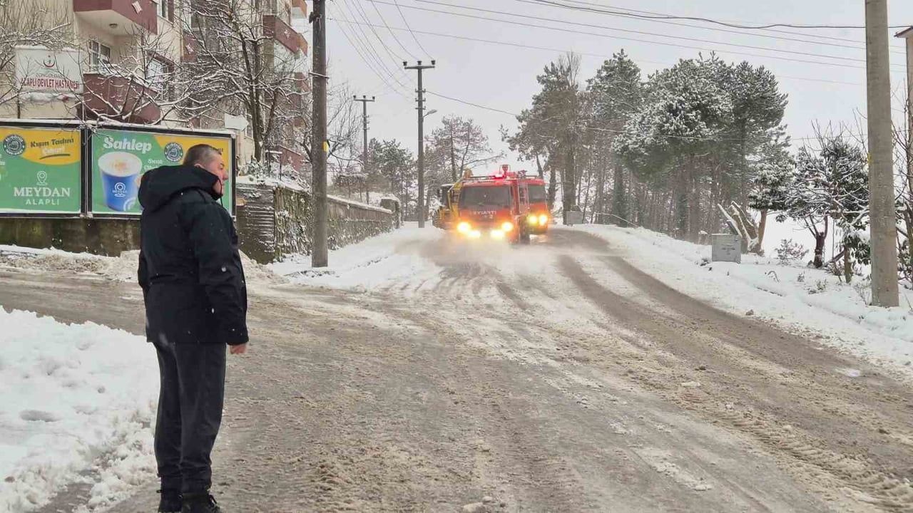 Alaplı’da 12 yıldır deniz suyu ile karla mücadele: Belediye uygulamadan memnun
