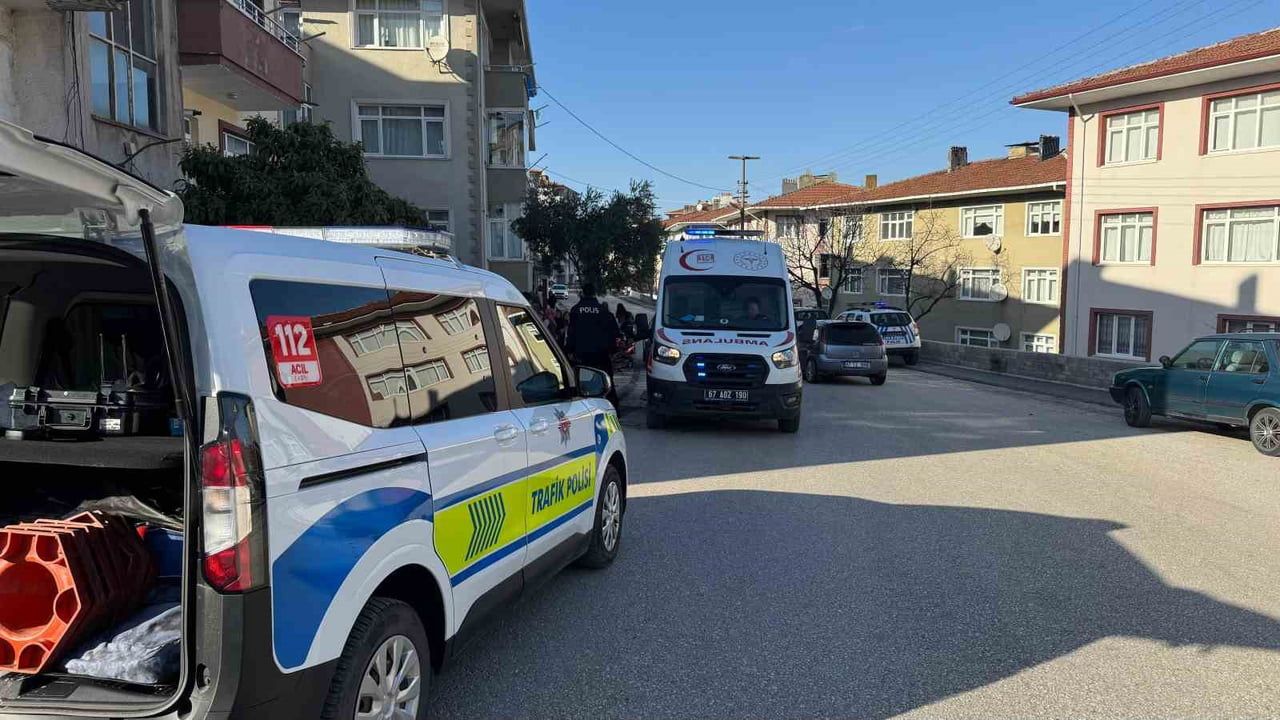 Alaplı'da otomobile çarpmamak için manevra yapan motosiklet devrildi: 1 yaralı