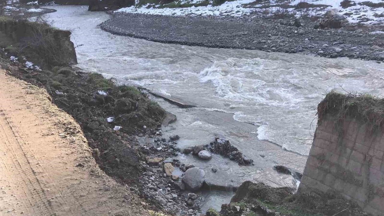 Alaplı’da yağış sonrası çay kenarındaki istinat duvarının 20 metrelik bölümü çöktü