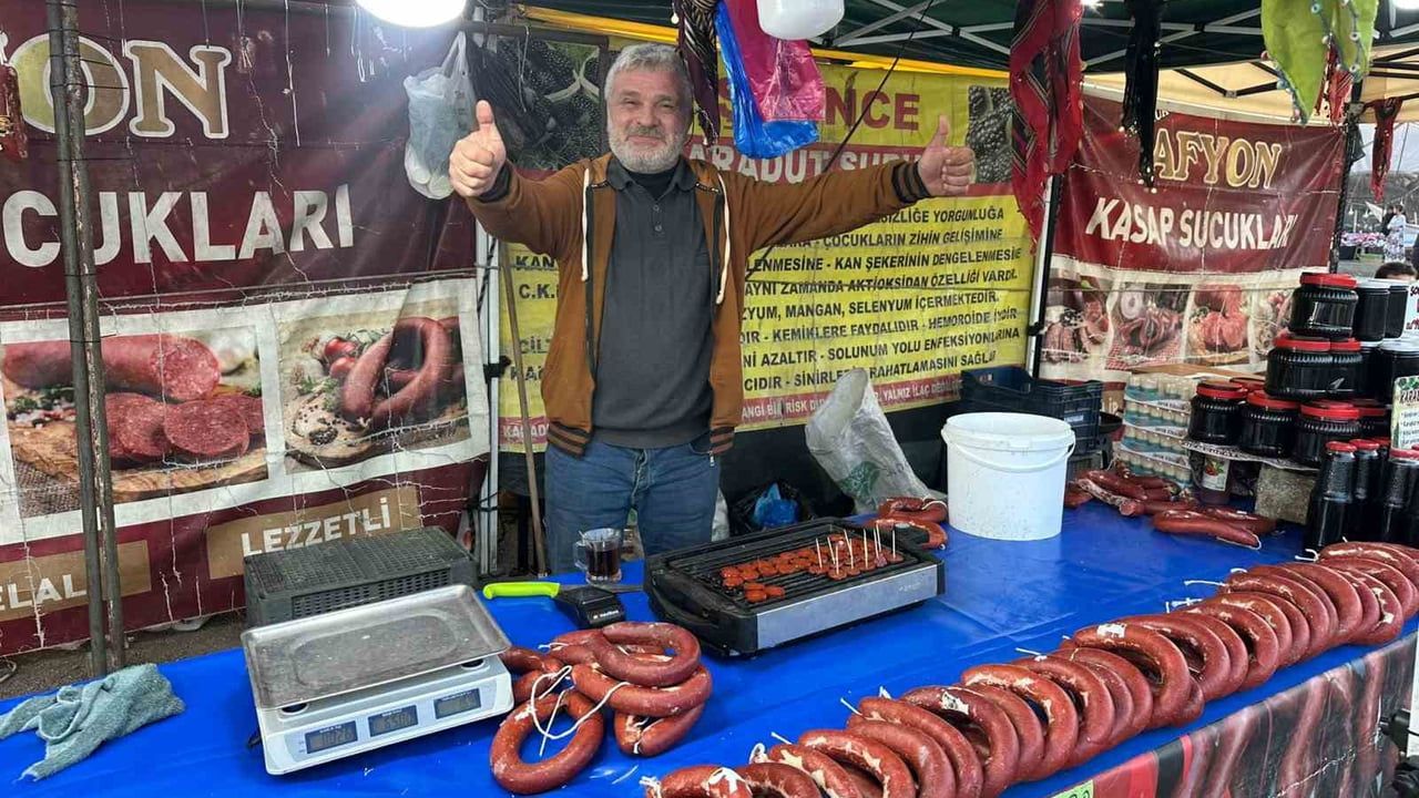 Alaplı Mollabey’de kurulan ucuzluk pazarı vatandaşların ilgisini çekiyor