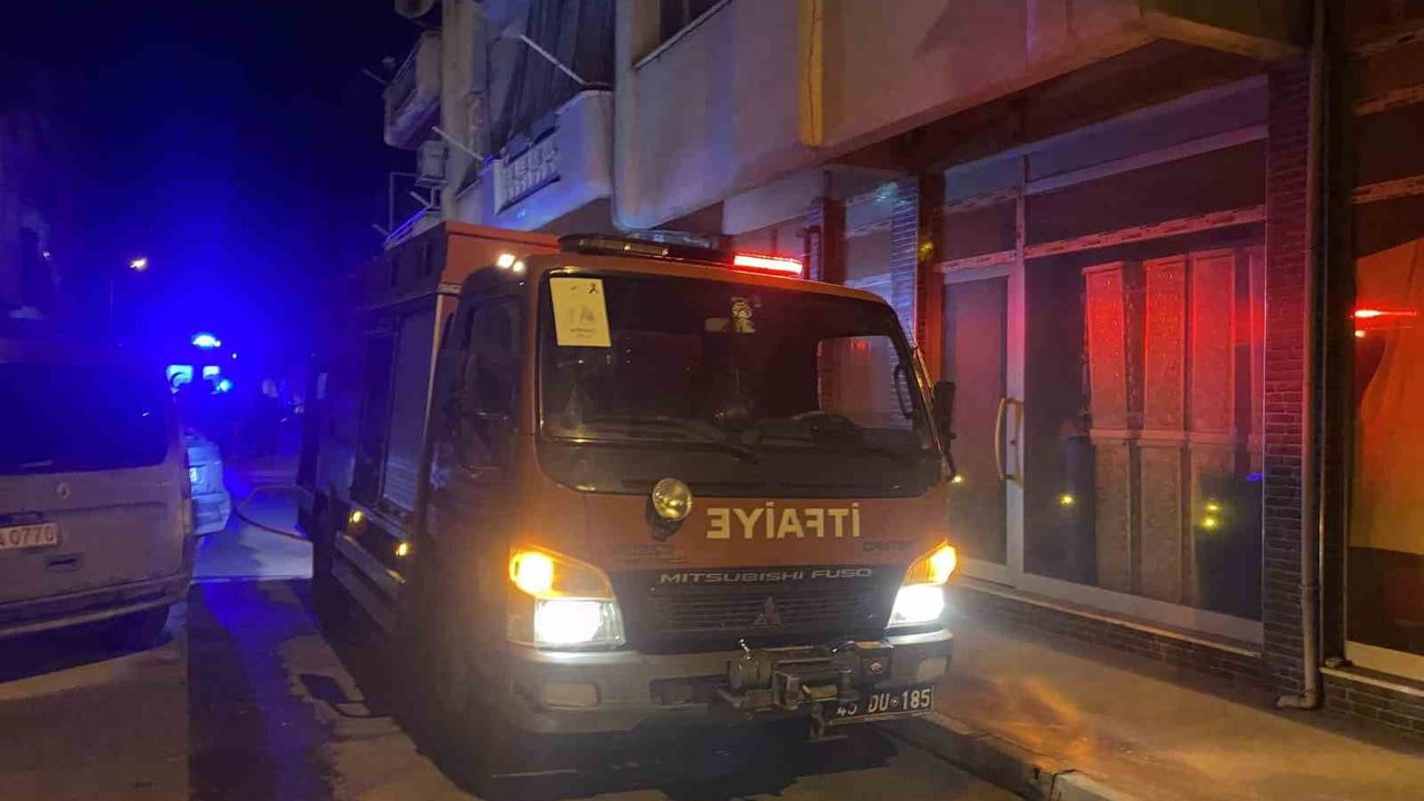 Alaşehir’de apartman dairesinin balkonunda çıkan yangın kontrol altına alındı