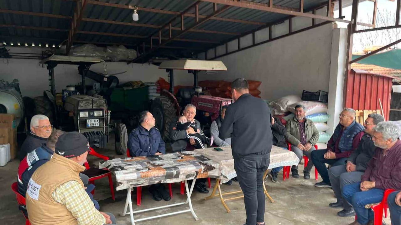 Alaşehir Kaymakamı Alper Faruk Güngör mahalle ziyaretlerinde vatandaşların taleplerini dinledi