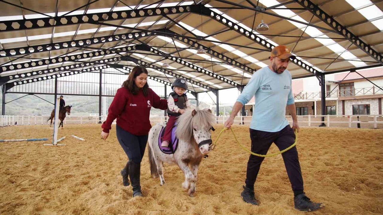 Aliapark Atla Terapi ve Hipoterapi Merkezi yenilenen yüzüyle hizmete açıldı